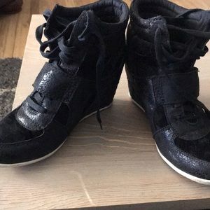 Buckle Big Budda wedge tennis shoe